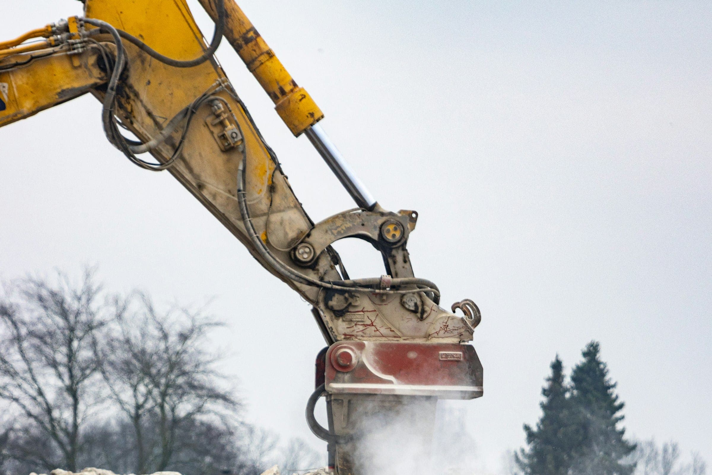 Workshop servicing a hydraulic breaker